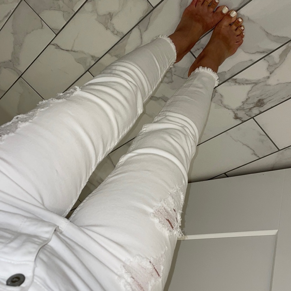 Hollister White Jeans With Intentional Rips Size 28